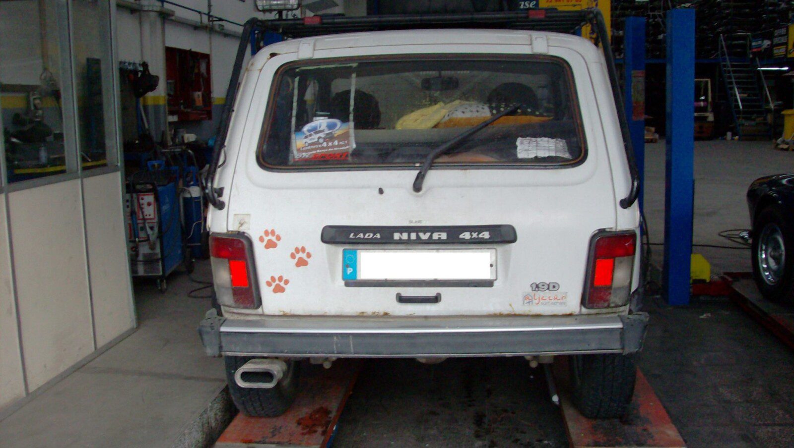 Montagem de escape num Lada Niva