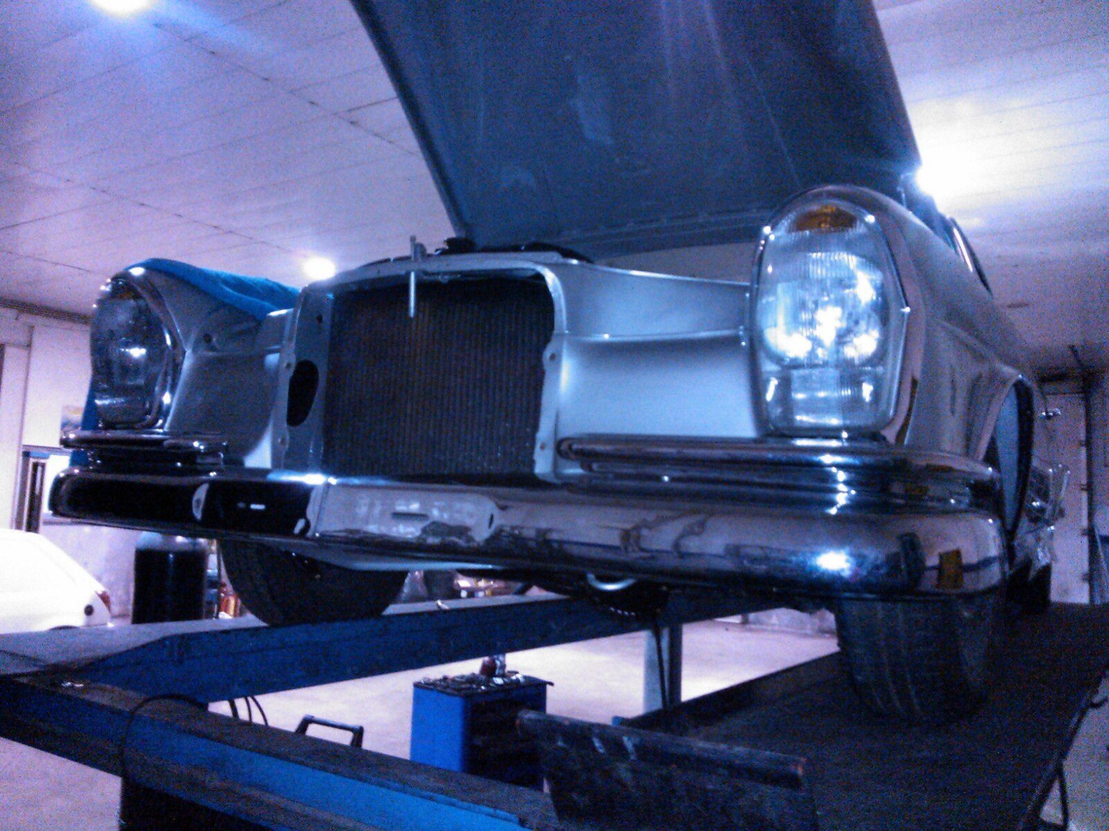 Assembly of complete exhaust line in a Mercedes 280 SE Coupe 1970