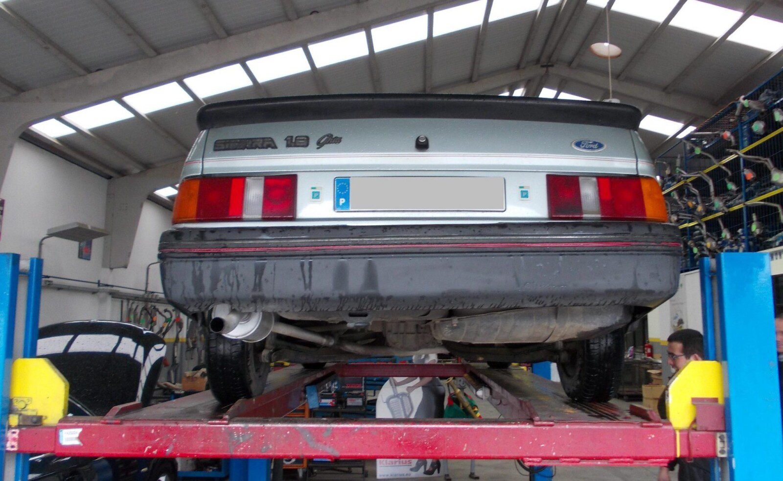 El montaje de un escape en un Ford Sierra