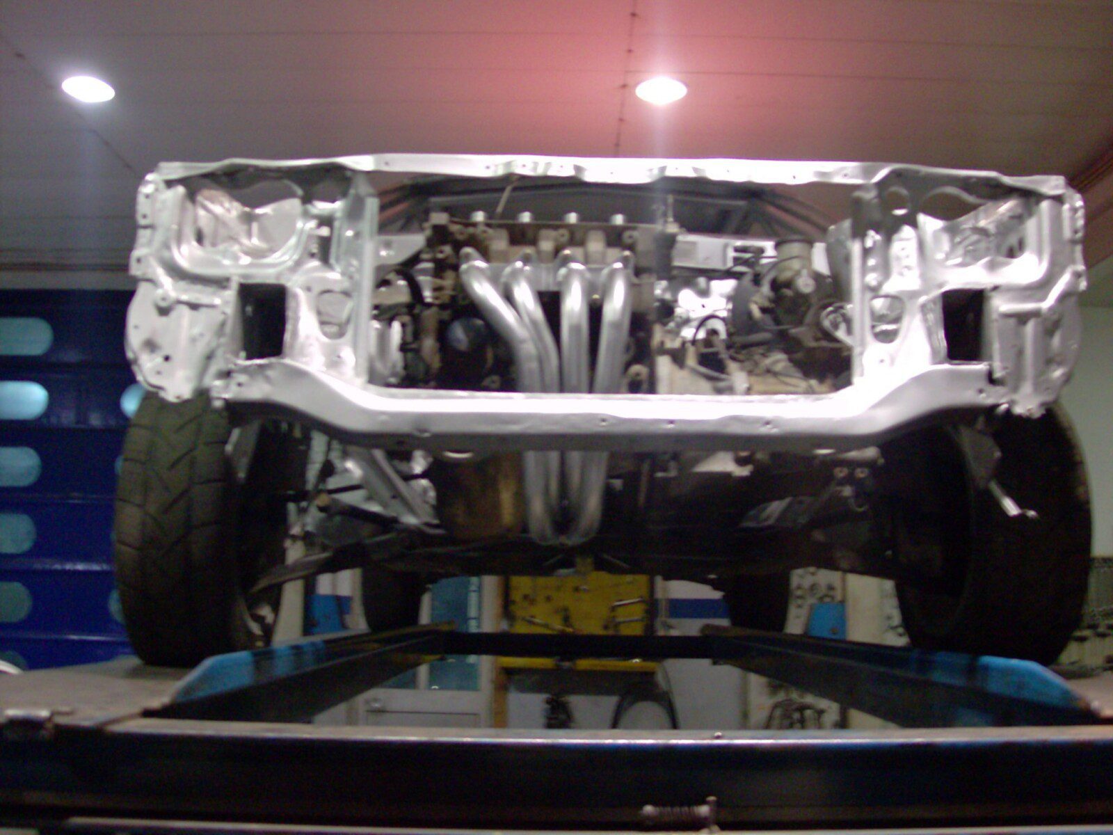 Assembly of an exhaust line in a Toyota Starlet na Escapcar