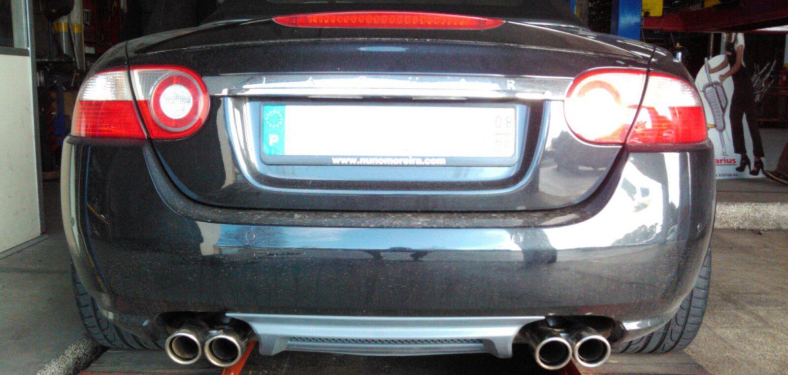 Aplicación del silenciador, con cambio de 2 a 4 puntas, en uno Jaguar XK8 Cabrio 2008
