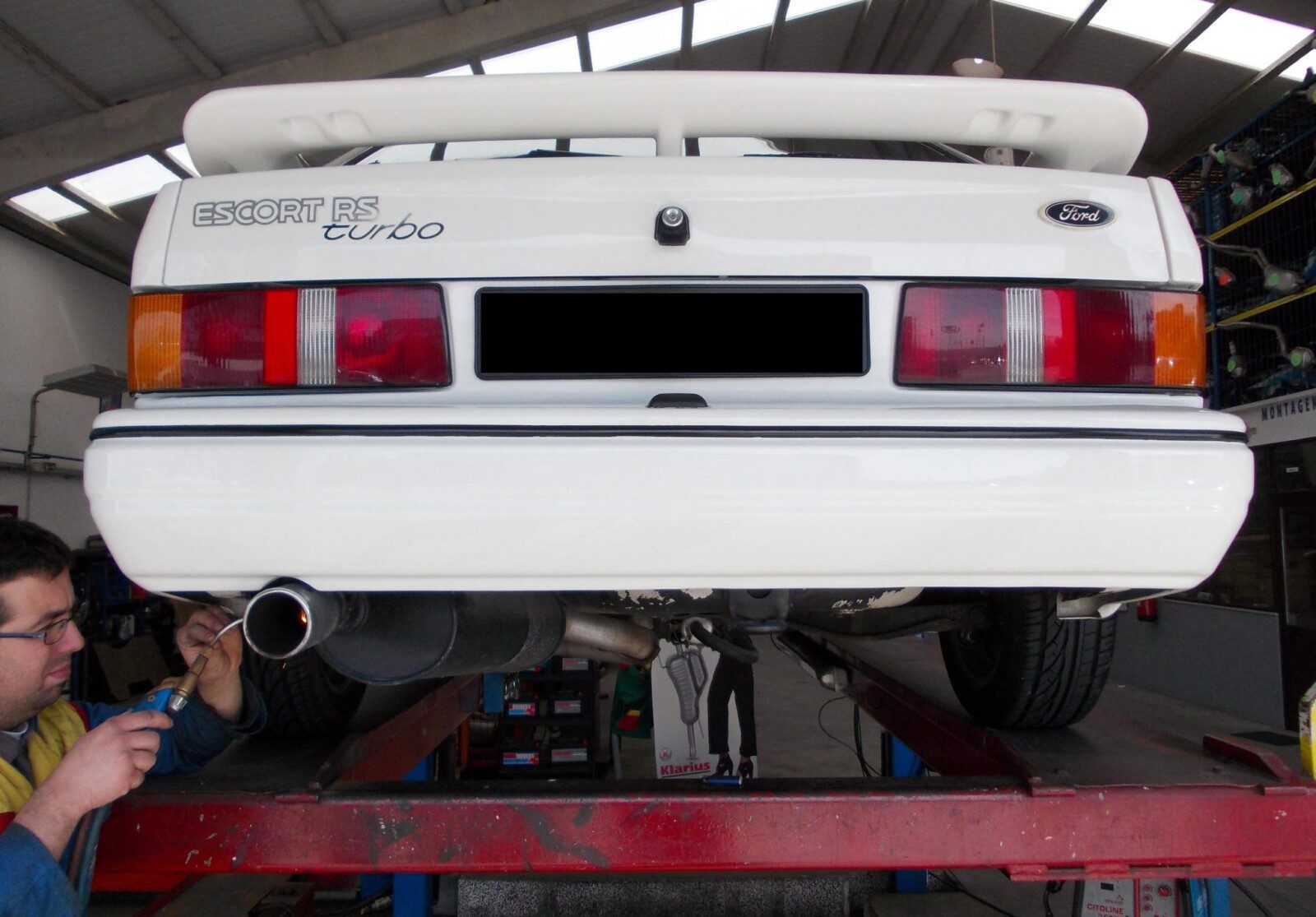 Aplicación de un escape de rendimiento en un Ford Escort Rs Turbo 2.0cc