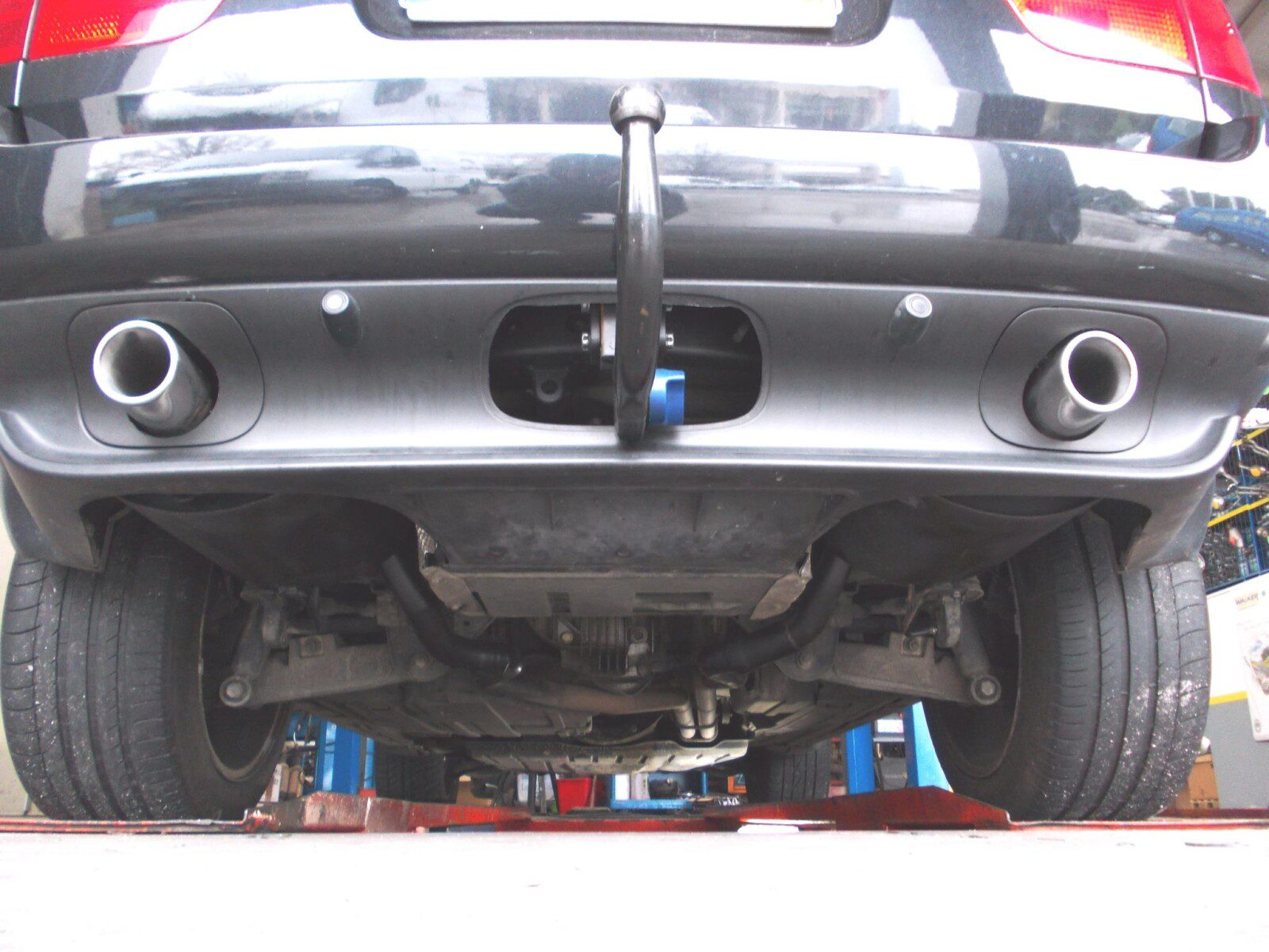 Aplicación de 2 bandejas de escape traseras + puntas de acero inoxidable