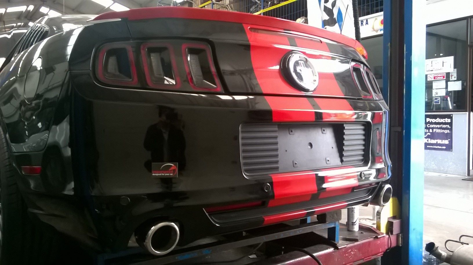 Aplicación de 2 silenciadores de acero inoxidable en Mustang 2014