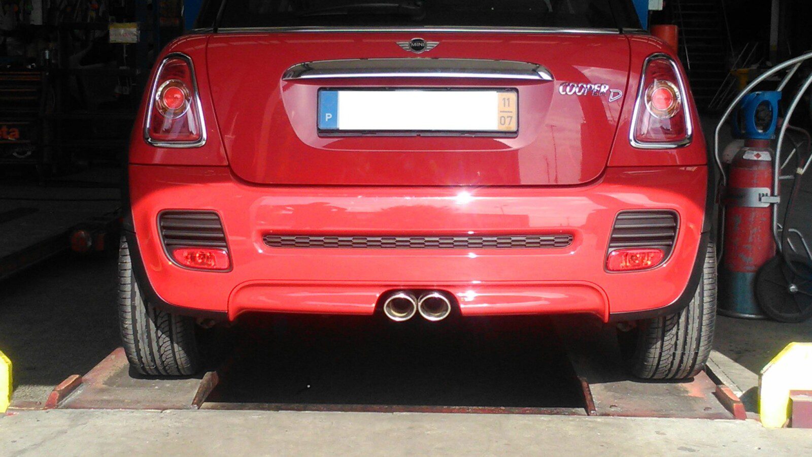 Colocação de 2 ponteiras no escape central de Mini Cooper