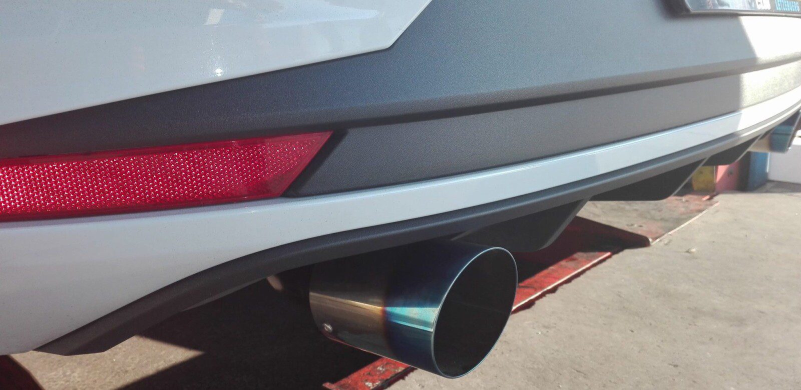 Aplicación de 2 puntas de titanio en Seat Leon FR