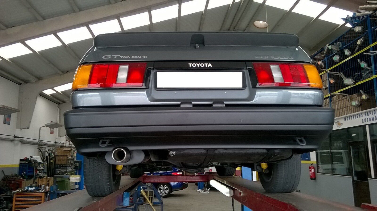 Colocando el escape en Toyota Corolla GT Twin Cam 16V