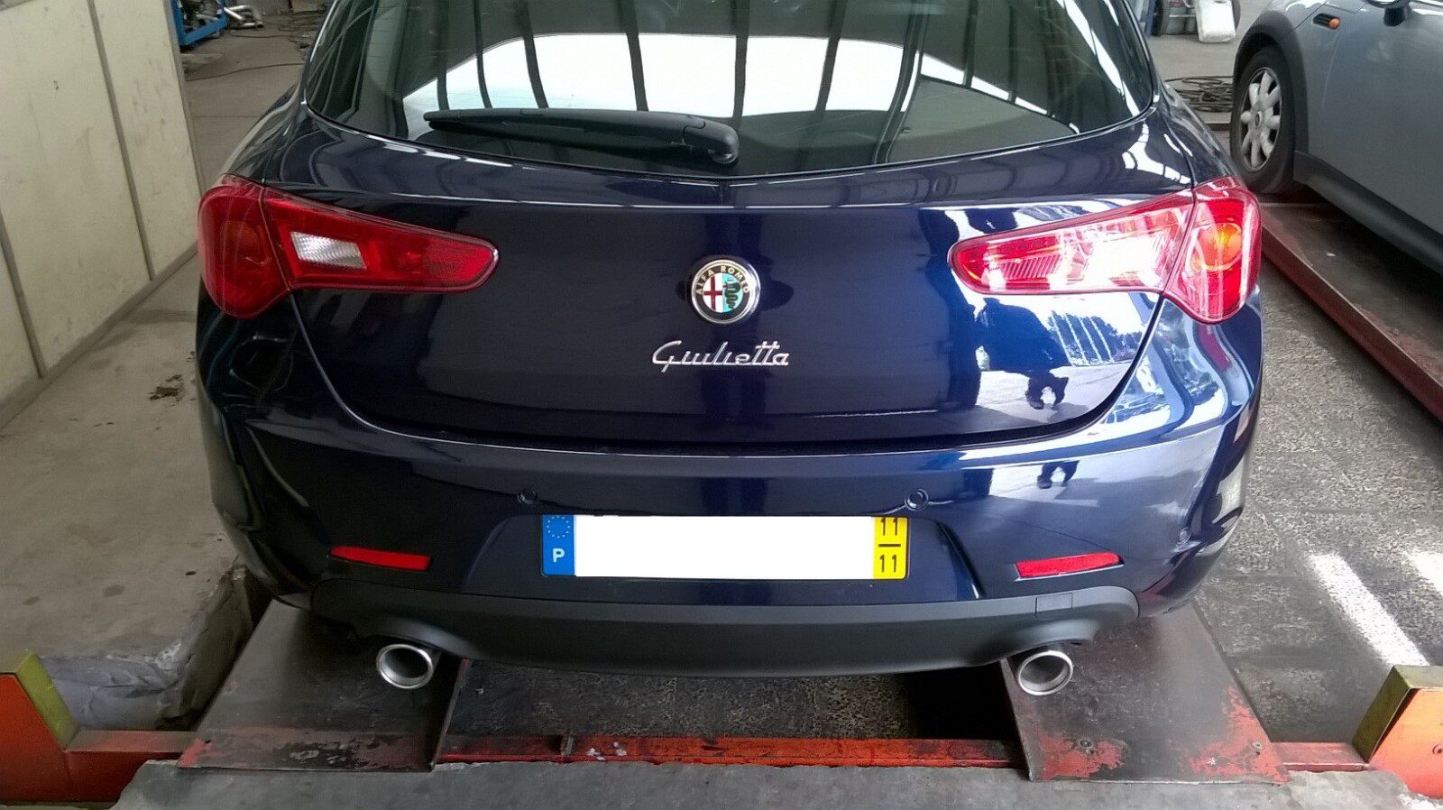 Fabricación y aplicación de escapes de acero inoxidable y puntas sobre Alfa Romeo Guilietta