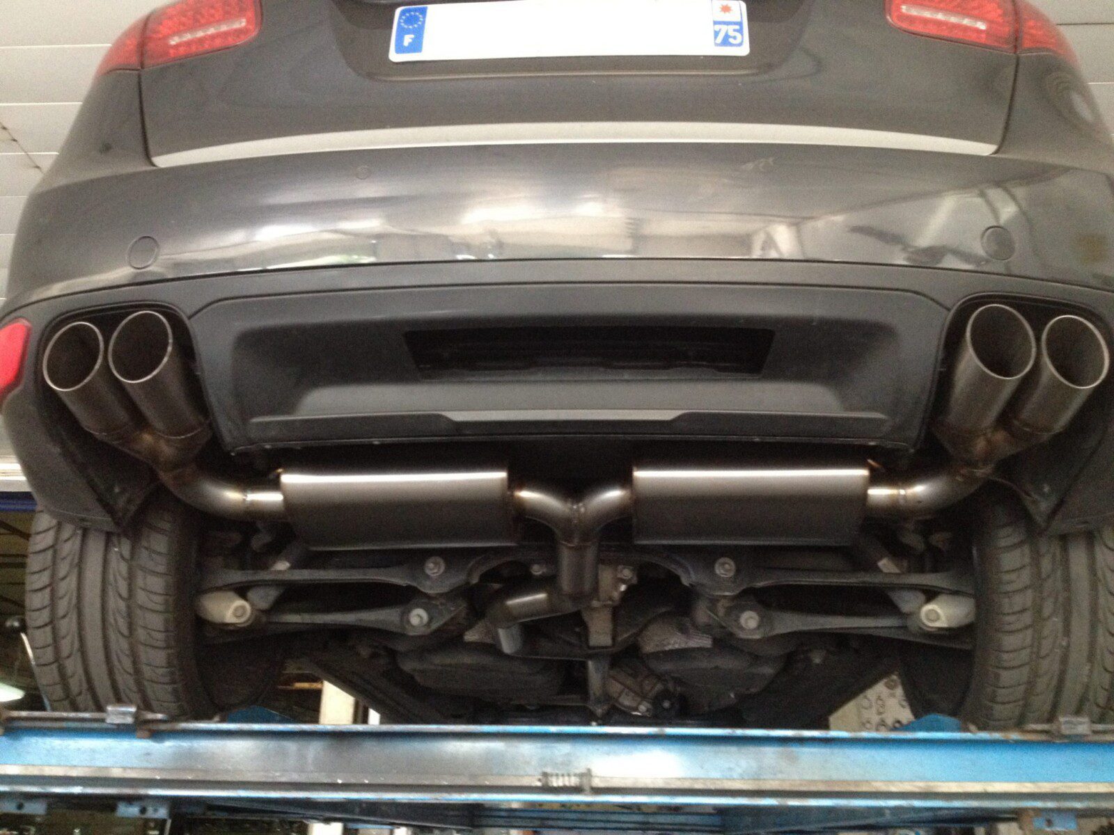 Fabrico e Aplicação de Silencioso Inox em Audi Q7 na filial Escapcar Cabreiros