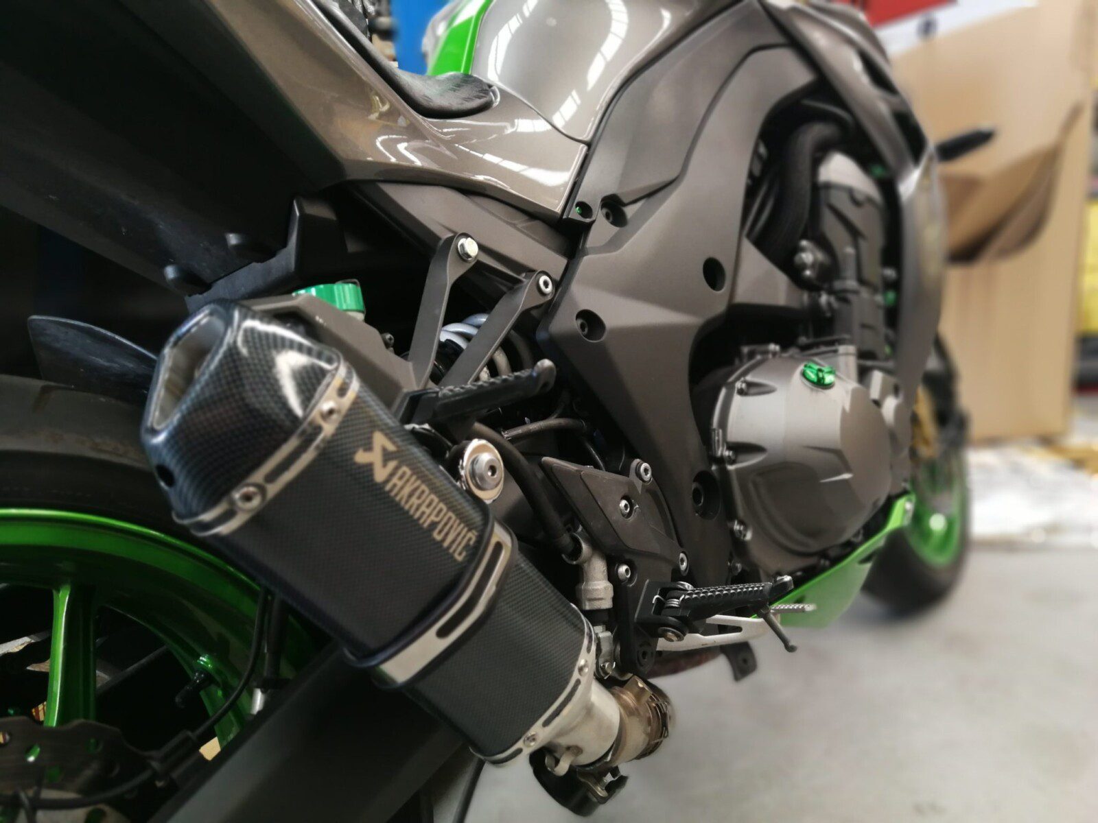 APPLICATION OF 2 SILENCERS AKRAPOVIC IN KAWASAKI 1000