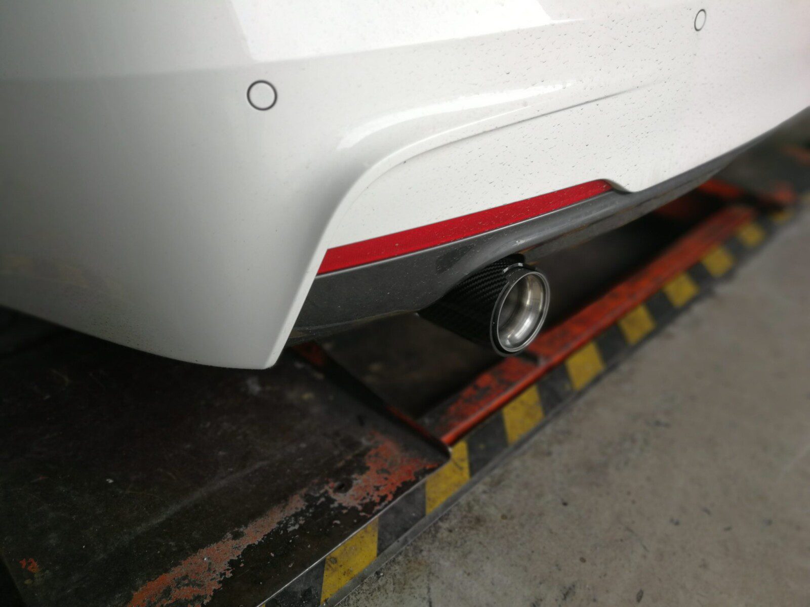 APLICAÇÃO DE PONTEIRAS CARBONO “M” EM BMW