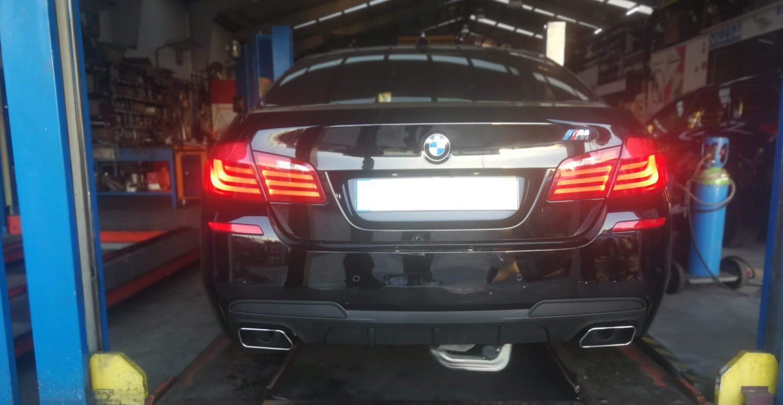 APLICACIÓN DE ACERO INOXIDABLE DE DOBLE LÍNEA EN BMW 520D SERIE M