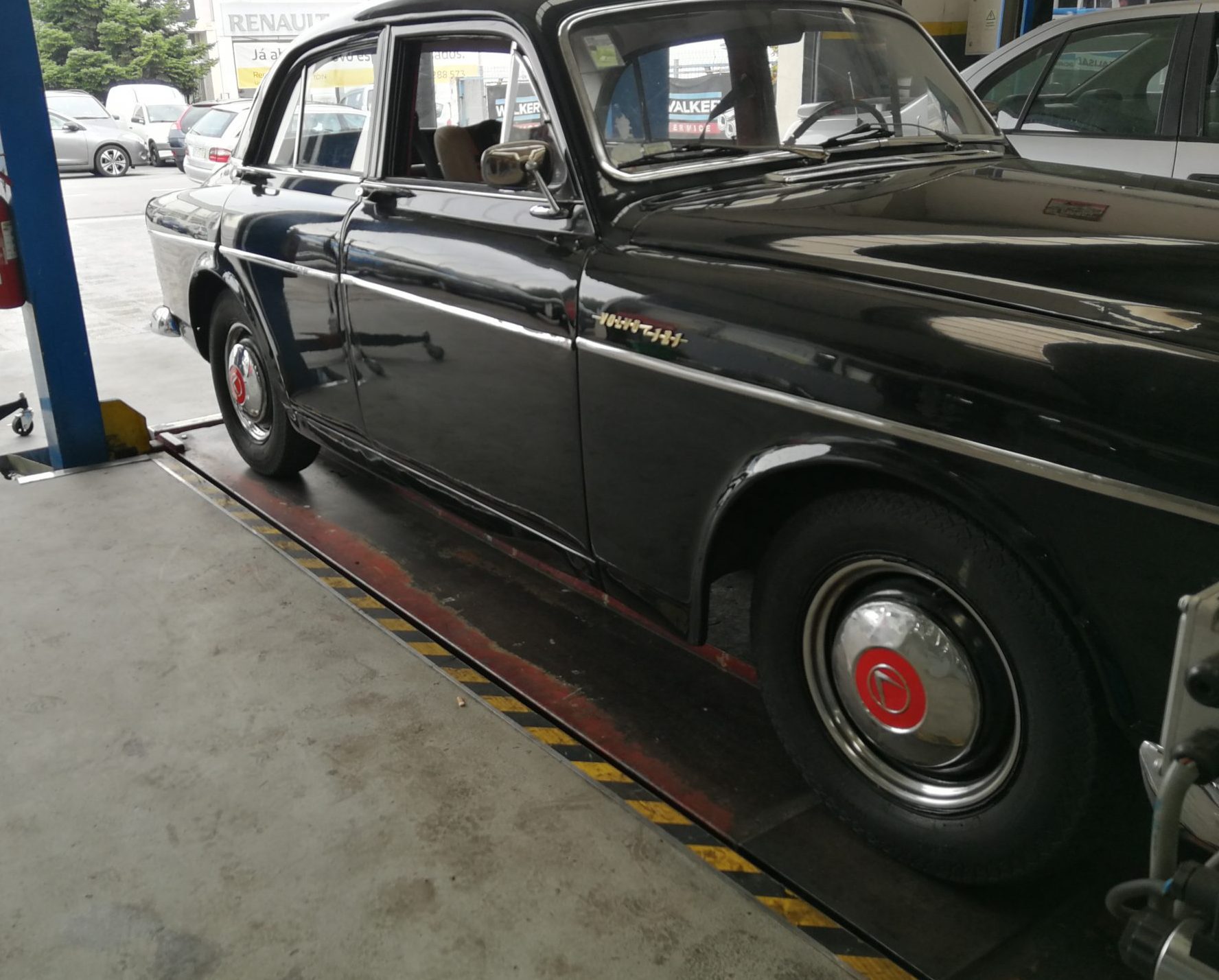 REPARAÇÃO ESCAPE EM VOLVO 121 DE 1971