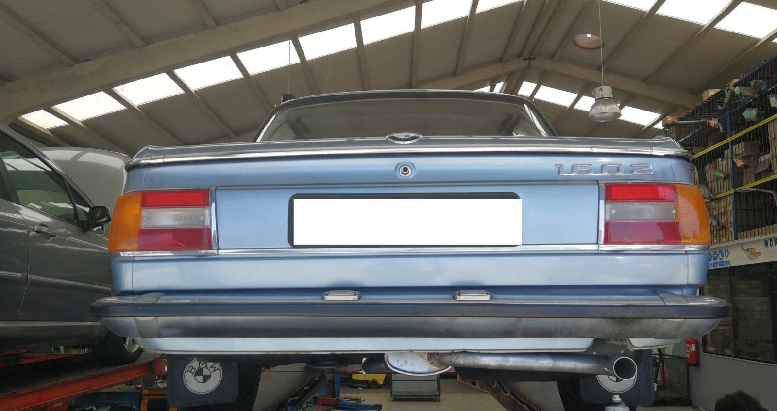 MONTAGEM DE SILENCIOSO TRASEIRO EM BMW 1602 DE 1974