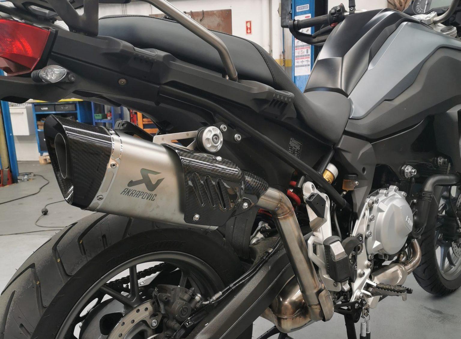 APLICAÇÃO DE PONTEIRA AKRAPOVIC EM BMW GS 750