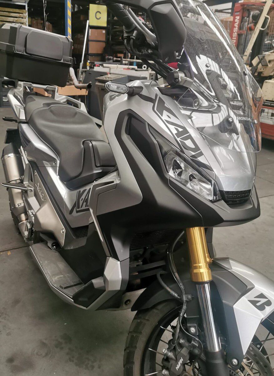 APLICAÇÃO DE PONTEIRA AKRAPOVIC EM HONDA 750 X ADV